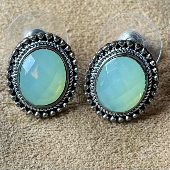 Express Jewelry - Vintage Oval Turquoise Express Stud earrings